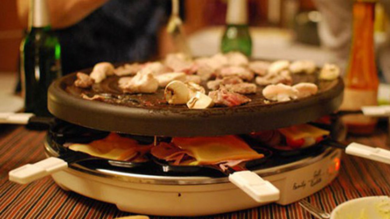 Un mundo más allá de la barbacoa: la raclette o fondue - Queso y Recetas La  Pasiega