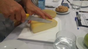 Corte de queso en un concurso.