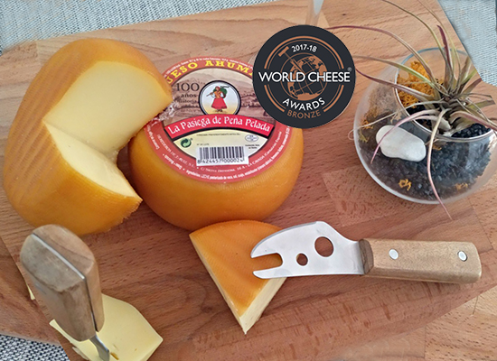Medalla de bronce al queso ahumado en los World Cheese Awards.